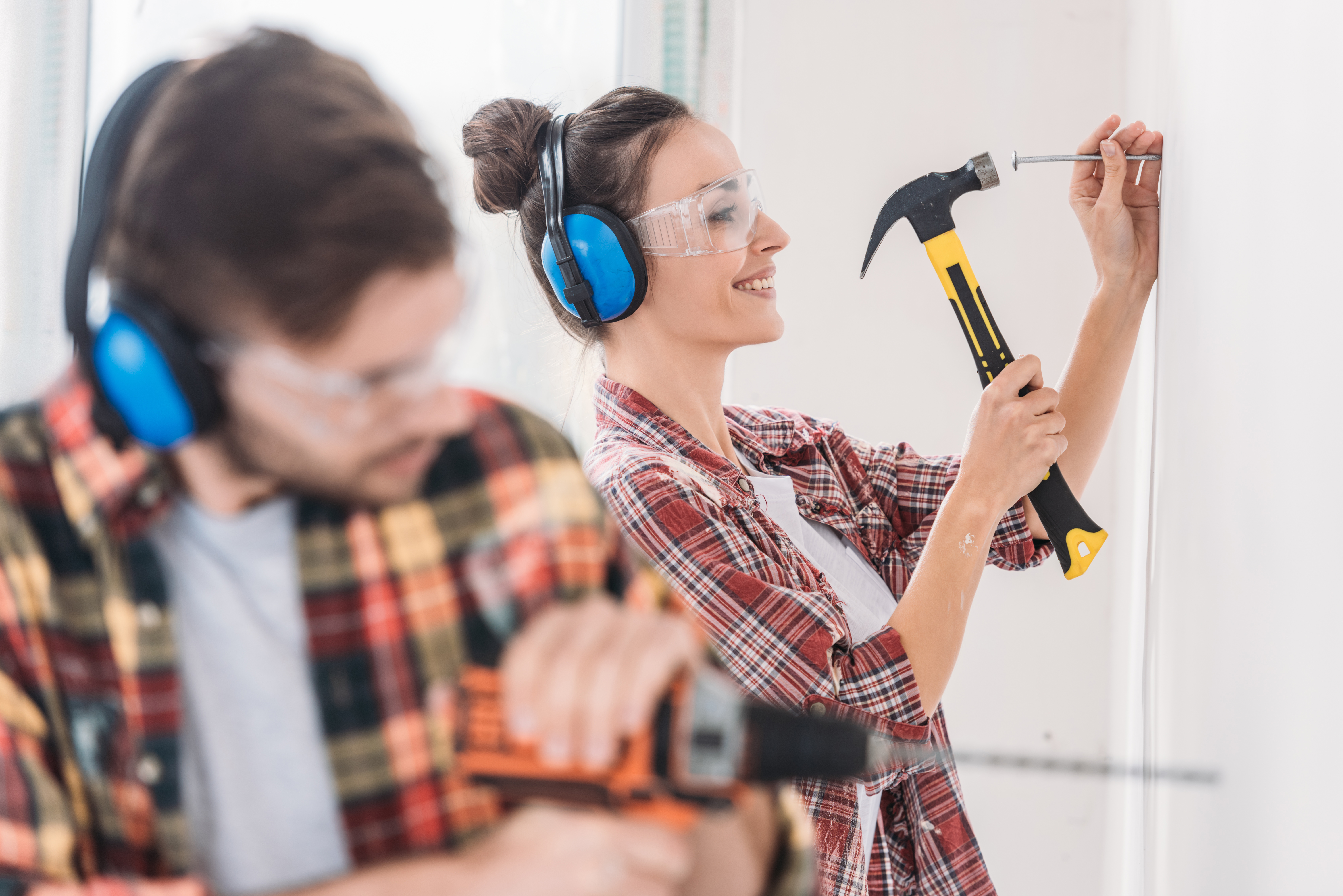 Builder using a hammer